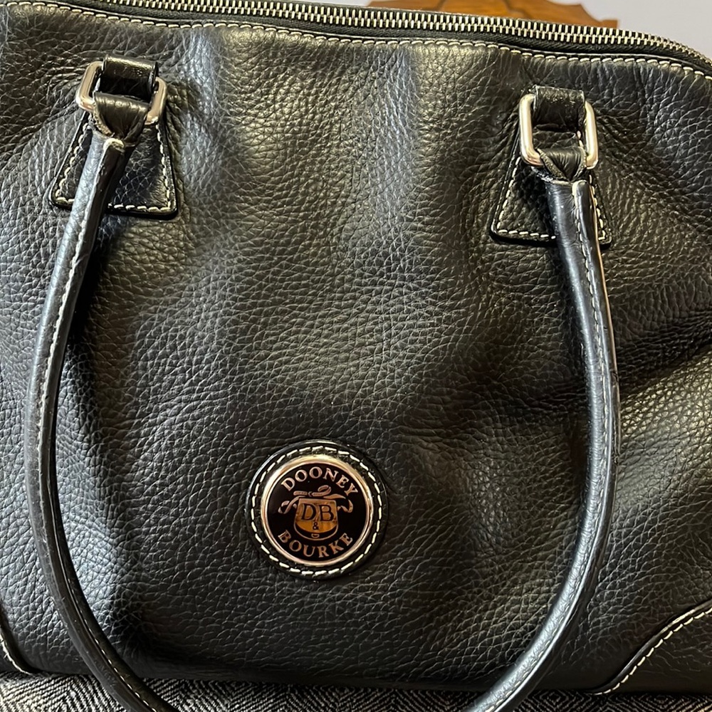 Dooney& Bourke black leather handbag( vintage) am re-poshing
